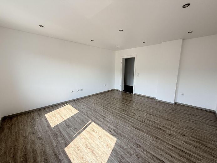 Erstbezug nach Sanierung: Helle 3-Zimmer-Wohnung mit Stellplatz& Keller – sofort bezugsfrei – Wohnzimmer.3