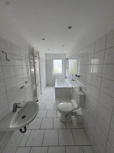 Renovierte 2,5 Zimmer Wohnung in zentraler Lage mit 2 Balkonen – Bad