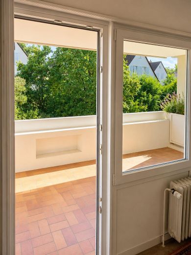 Abitare spaziosamente. Affacciarsi sul verde! 3,5 locali 102 m² Fellbach-Schmiden incluso posto auto in garage sotterraneo – Balkon Blick vom Wohnzimmer