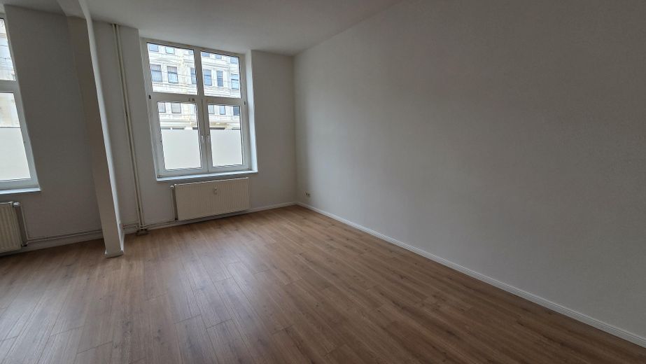 Amplio apartamento de 2 habitaciones, cocina equipada, amplio baño con ducha y bañera, muy luminoso – Wohnzimmer