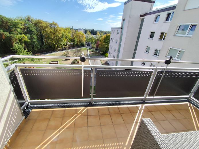 Grand appartement de 4 pièces avec balcon et place de parking en sous-sol, dans un quartier prisé de Bad Homburg – Balkon