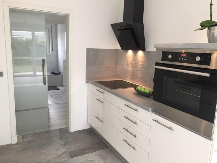 2,5 Zi.-Terrassenwohnung m. Garten (incl. Küche) + feste Tiefgarage in Forchheim/Nähe Bhf. – Küche