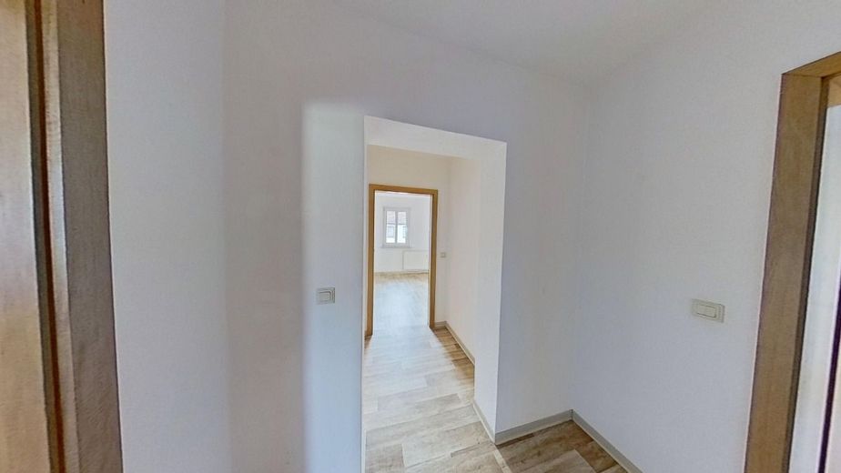 Helle 2-Raum DG-Wohnung sucht neuen Mieter – Eingangsbereich