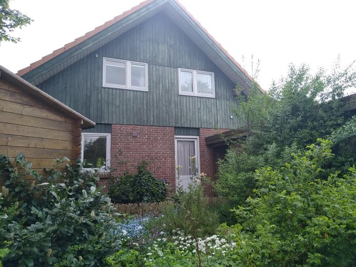 wolnostojący dom jednorodzinny z pięknym ogrodem – Ausgang zum Kräutergarten