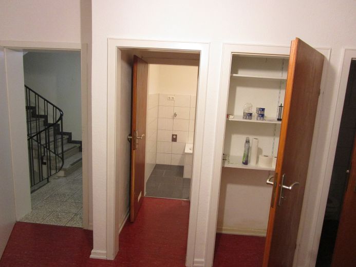 3,5 ZKB Gießen Innenstadt, 4.OG mit Süd-Balkon, und Fernblick – Flur mit Lagerkammer
