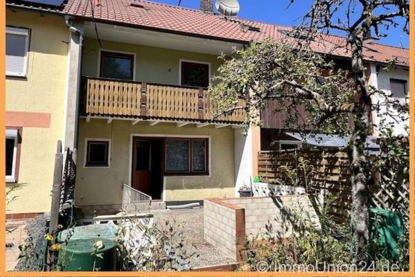 235.000 EUR per una piccola CASA A SCHIERA con TERRAZZA SOLEGGIATA affacciata sul giardino giochi e potenziale di ampliamento nel sottotetto