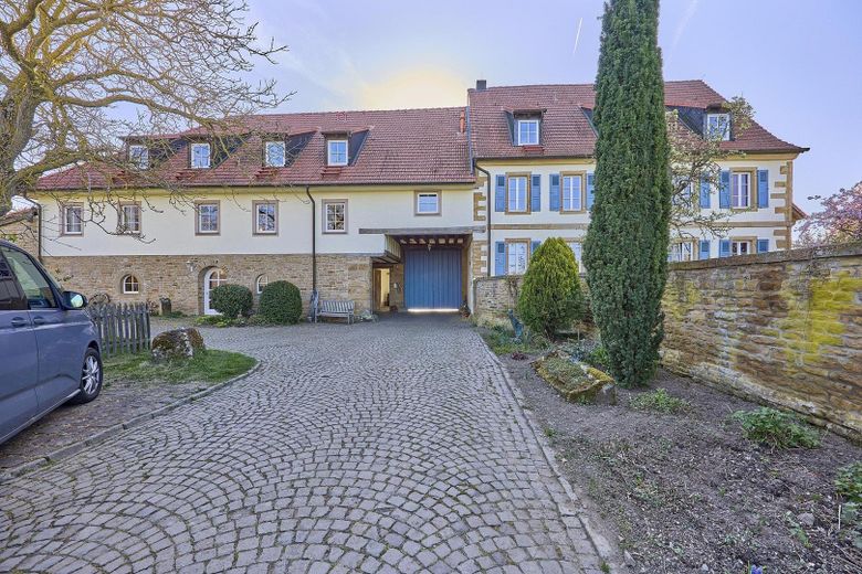 exklusiver Traum im Grünen. 4 Seit-Hof mit Seminarhaus – Hofeinfahrt