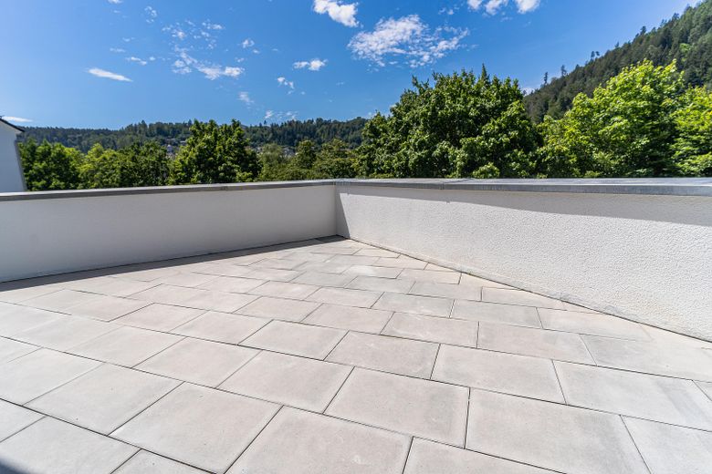 145 m² come nuovi con 2 terrazze sul tetto, cucina componibile e posto auto interrato – nuova ferrovia per Stoccarda – Dachterrasse mit Ausblick