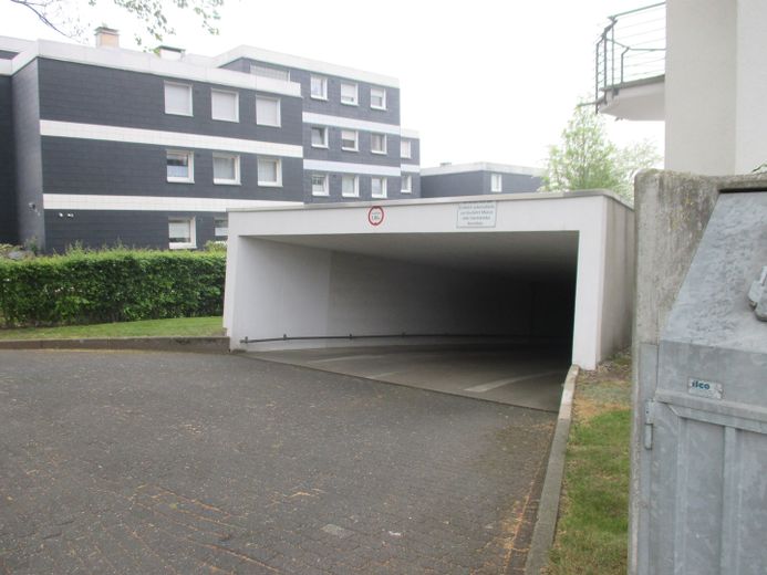 Traumhafte helle 2,5 Zimmer-Wohnung mit Einbauküche – Einfahrt zu der Tiefgarage