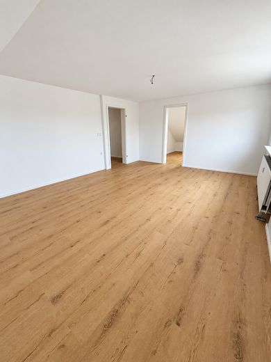 Appena ristrutturato: luminoso appartamento mansardato con bagno finestrato a Springe-Holtensen – Wohnzimmer