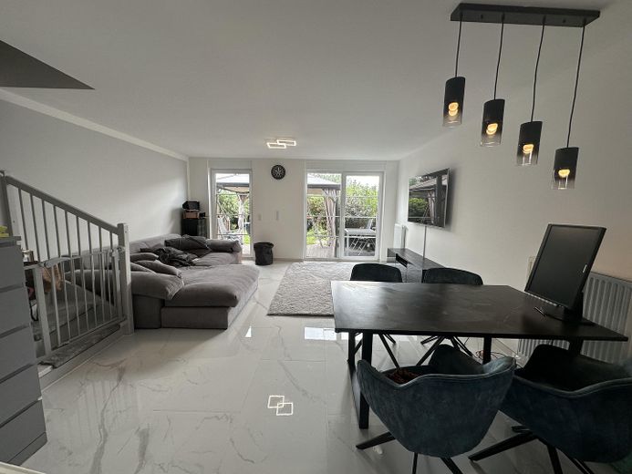 Frisch renoviertes Reihenendhaus mit Gartenparadies & XL-Terrasse – Wohnzimmer