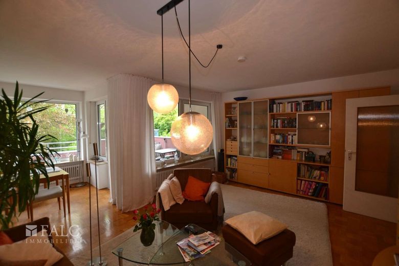 Langjährig vermietete 3-Zimmer-Wohnung mit Balkon und Stellplatz - Kapitalanlage mit Perspektive – Wohnzimmer