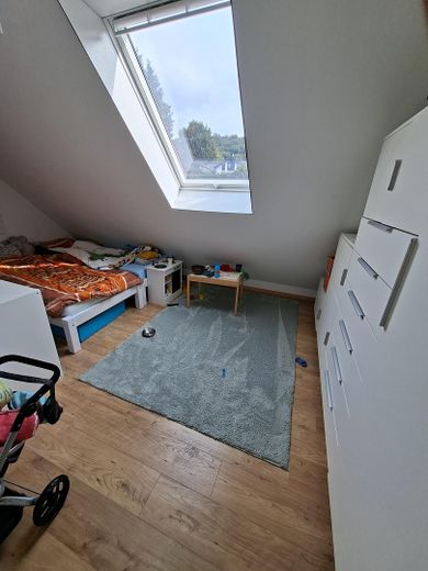 Modernisiertes Einfamilienhaus mit Wärmepumpe, großer PV-Anlage und großzügigem Grundstück – Kinderzimmer (links)