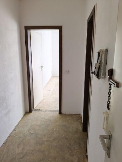 Appartement en copropriété solide de 2 pièces avec loggia et vue imprenable dans un emplacement calme – Flur zum Schlafzimmer