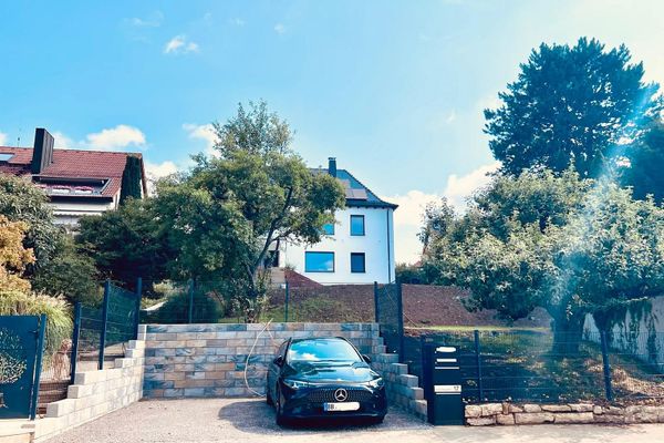 Primera ocupación en Möhringen: elegante piso de 3,5 habitaciones con chimenea, balcón y jardín