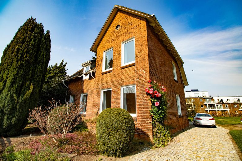 Historische Rotklinkervilla – kernsaniert mit optionalem Baugrundstück – Die Villa Teichrose