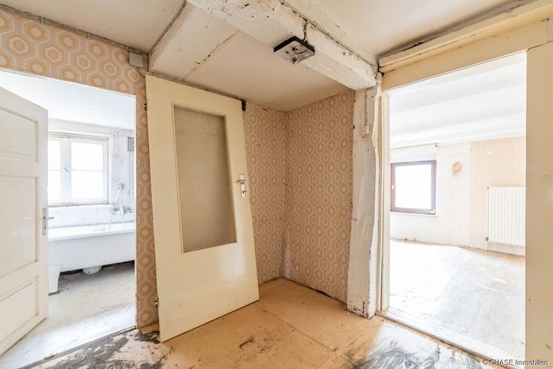 TOP-Lage zentral in Barntrup - Baugrundstück mit abrissreifem Fachwerkhaus! – OG - Zwischenraum