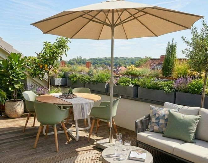 Boven de daken van het Malerviertel – prachtig zolderappartement met droomachtig terras – Blick auf den Nussberg