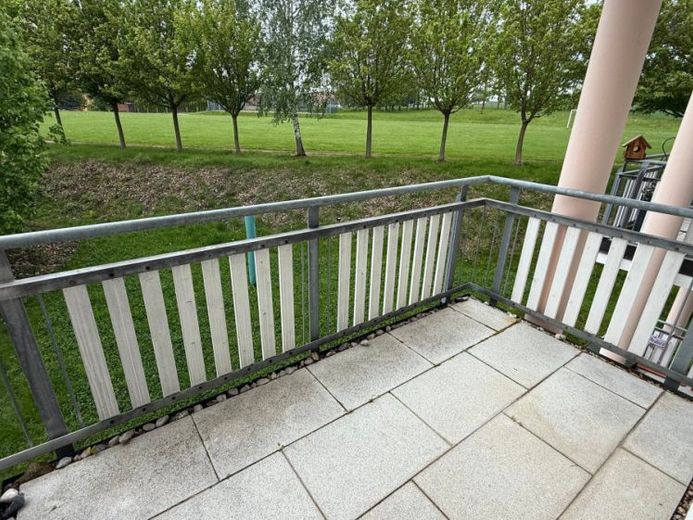! 1.OG mit Balkon + Bad mit Dusche + offene Küche ! – Foto 1
