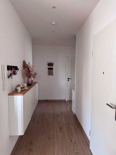 Vertragsfreie 4-Zimmer-Neubauwohnung mit TG-Stellplatz und großem Balkon in ruhiger Lage – Flur