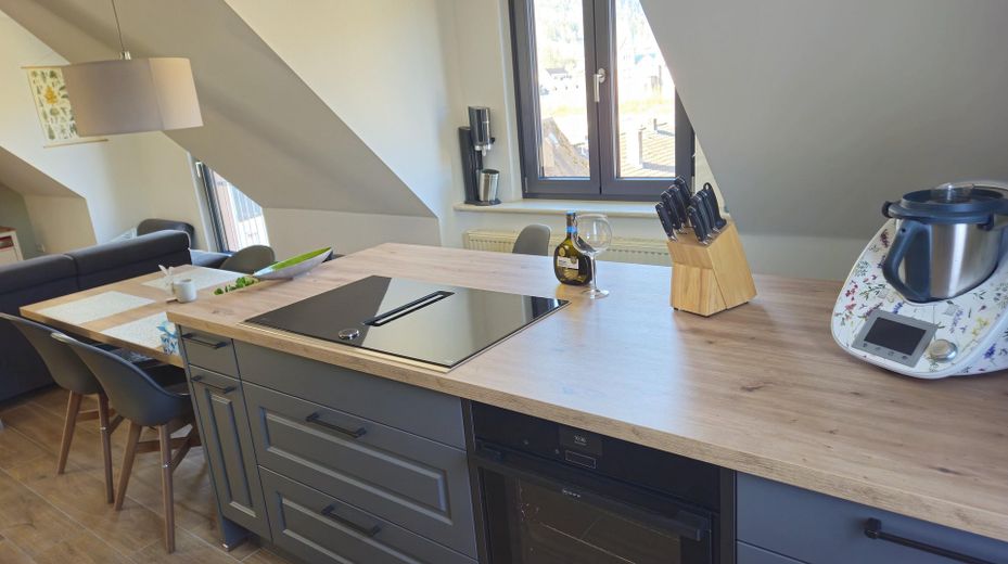Moderne 92m² Dachwohnung mit Mainblick – sofort bezugsfertig & ruhig gelegen – hochwertige Einbaugeräte