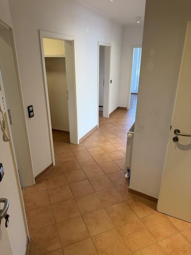 Appartement lumineux de 3,5 pièces à Sasel | Balcon exposé sud-ouest & 2 places de stationnement en parking souterrain – Flur / Eingang
