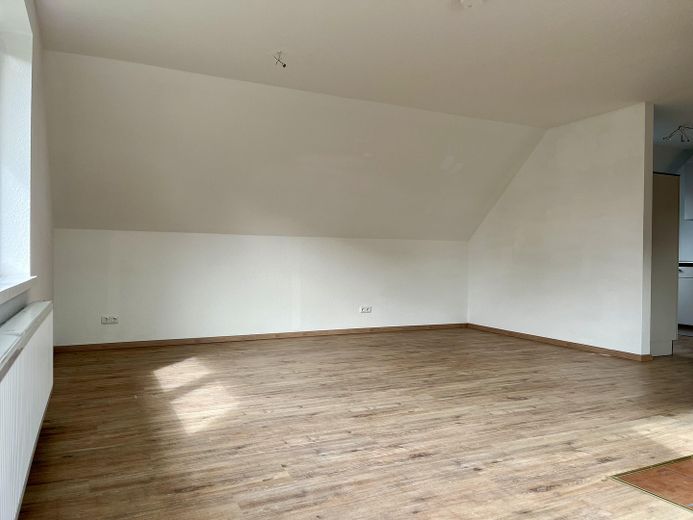 Charmante 4-Zimmer-Maisonette mit Kamin & Einbauküche in Seevetal-Ohlendorf – Wohnbereich