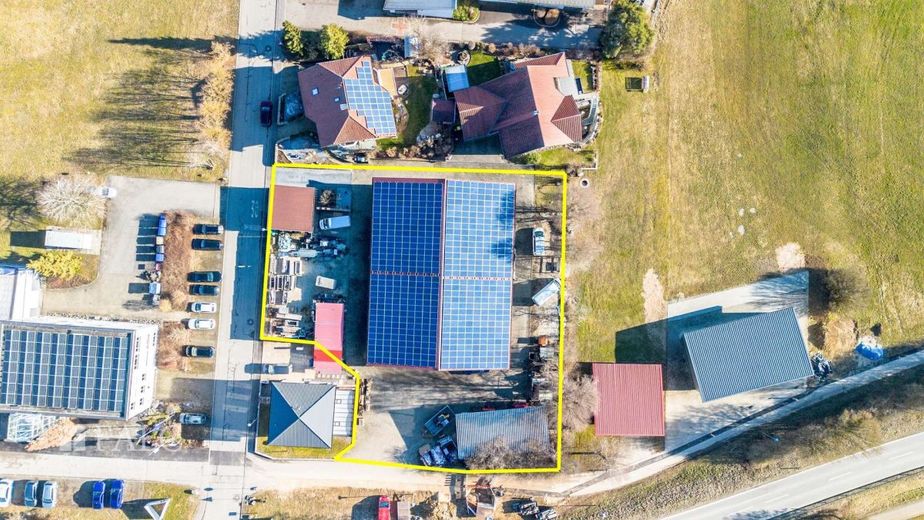 Vielseitig nutzbare Gewerbehalle mit Büro und großzügigem Grundstück in Emmingen-Liptingen – Luftaufnahme - Grundstücksübersicht