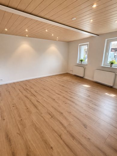 Neu saniertes Reihenendhaus in Harhausen mit Gartenanteil – Wohnzimmer