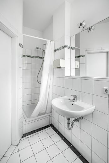 Köln-Marienburg exklusive Bürofläche in Denkmal-Villa aus 1922 – gemeinsames Badezimmer