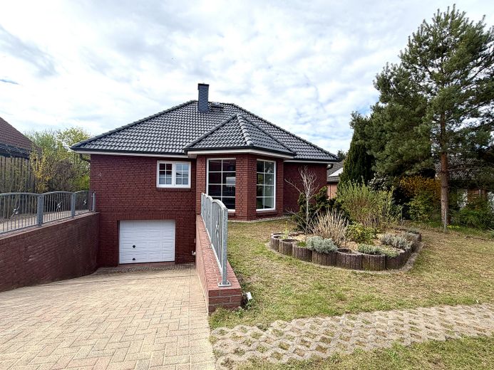 225 qm Familienglück auf 2 Ebenen + Toller Garten, Sauna & Kamin – Parkplatz