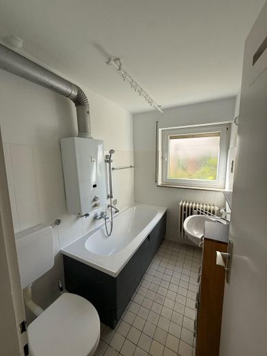 Gerenoveerd appartement voor forenzen, studenten met inbouwkeuken en badkamer met daglicht – Bad mit Duschwanne