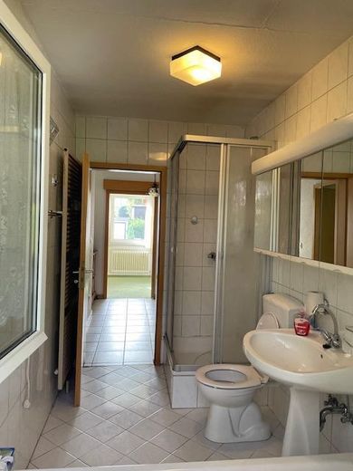 Casa unifamiliare in prefabbricato con 2 appartamenti accessori – Wohnung EG Bad Flur Kind