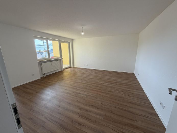 Wiesbaden-Medenbach'ta iki balkonlu yenilenmiş 2 odalı daire – Wohnzimmer