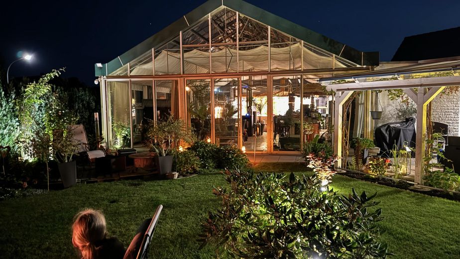 Glashaus bei Nacht