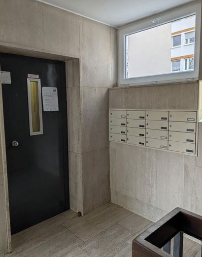 Helle 3-Zimmer-Wohnung mit Blick ins Grüne, überdachtem Balkon, Aufzug und TG in Nürnberg-Langwasser – Eingang Aufzug