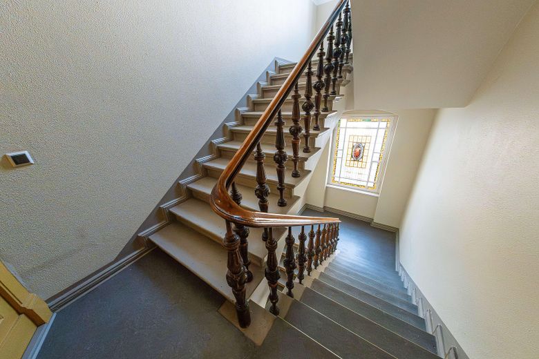 Recién reformado. Disponible para entrar y sin comisión. Lujo en un edificio antiguo en pleno centro de la ciudad. – Treppenhaus