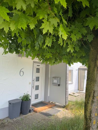 Fully renovated family home with a stunning conservatory, photovoltaic system, heat pump & large outbuilding – Eingang