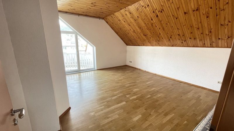 Schöne, helle Dachgeschosswohnung mit herrlichem Ausblick - sofort bezugsfertig. – Bild 1