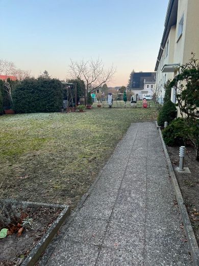 Ruhige 2-Zi.-Wohnung mit Balkon und Garten in Lichterfelde – sanierungsbedürftig – Weg zum Eingang