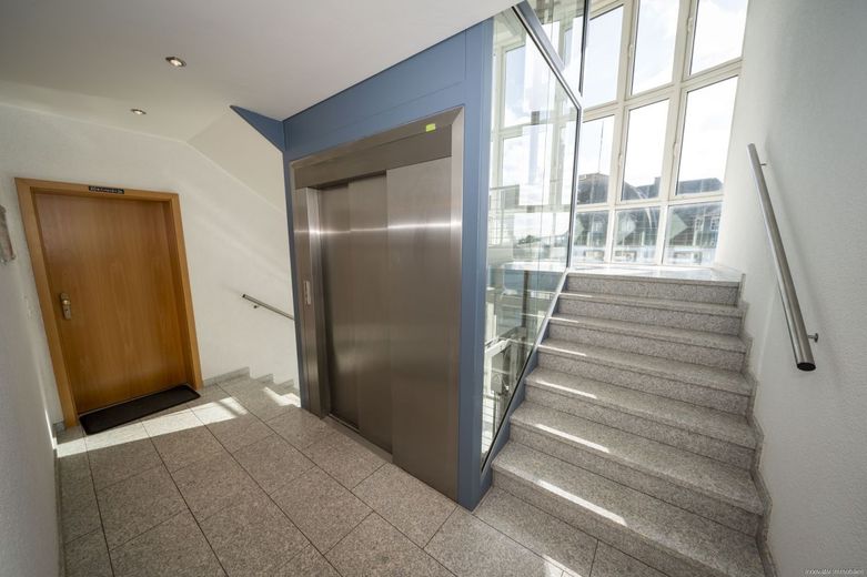 Modern und elegant gehaltene Eigentumswohnung mit Aufzug im Herzen von Püttlingen – Hausflur