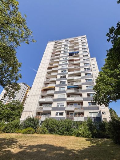 Lichtdurchflutetes Wohnen mit Weitblick: Großzügige 3,5 Zimmer-Wohnung mit Sonnenbalkon in Mainz – Außenansicht