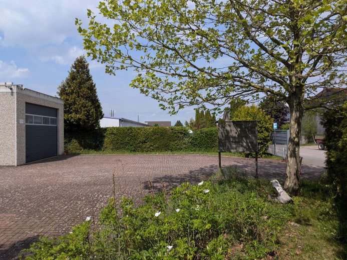 Bedrijfsterrein (splitsing mogelijk) met grote garages en woonmogelijkheid aan de rand van het veld – Einfahrt