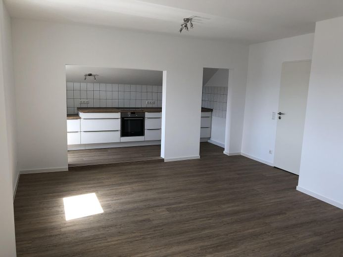 Erstbezug nach Komplettsanierung; schöne DG-Whg. mit EBK in energetisch saniertem Haus – Wohn-/Schlafraum mit offener K