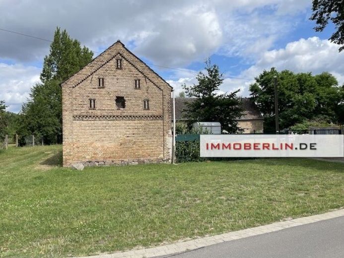 IMMOBERLIN.DE - Großzügiges Baugrundstück für Wohnbebauung + Scheunen für gewerbliche Nutzungen – फोटो 1