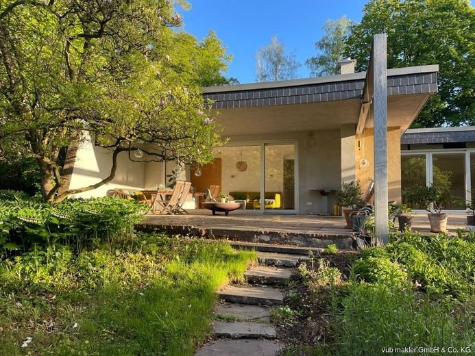 Rarität im Fichtelgebirge: Kernsanierter Bauhaus-Bungalow mit 163m² auf 7.500 m² Parkgrundstück – 03_Aussenansicht-Gartenseite-Abendlicht