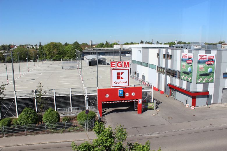 Büro ca. 20 m² in Augsburg-Lechhausen – provisionsfrei, ab 31.08.2026 – Blick auf  Parkgebäude