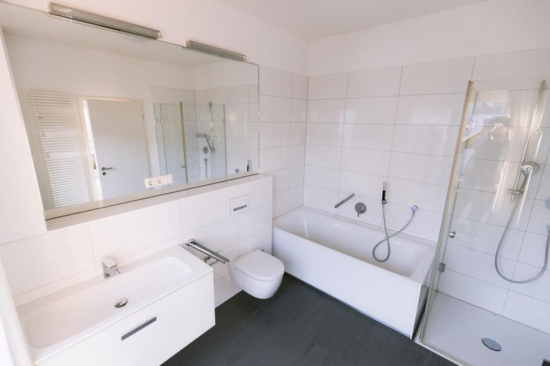 Wohnen, wo andere zu Gast sind – Hauptbad mit Wanne und Dusche