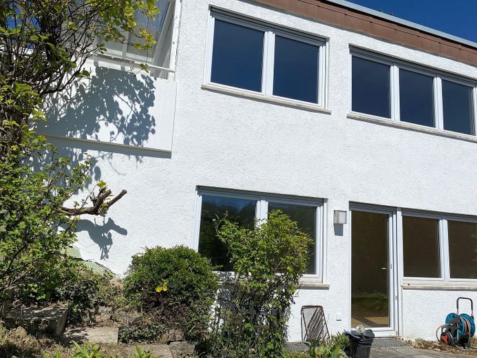 Family Happiness with Panoramic Views: Spacious Living in Leonberg’s Prime Location – Hausfassade