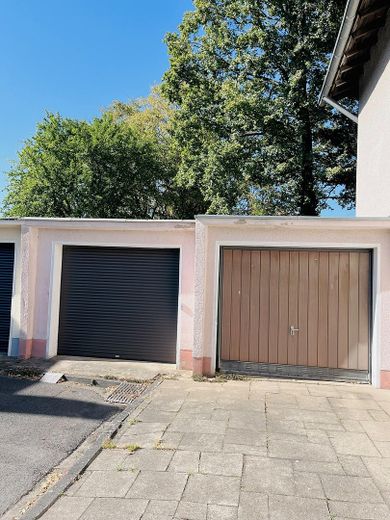 Casa con potencial para dos unidades residenciales en Colonia Flittard – Garagen